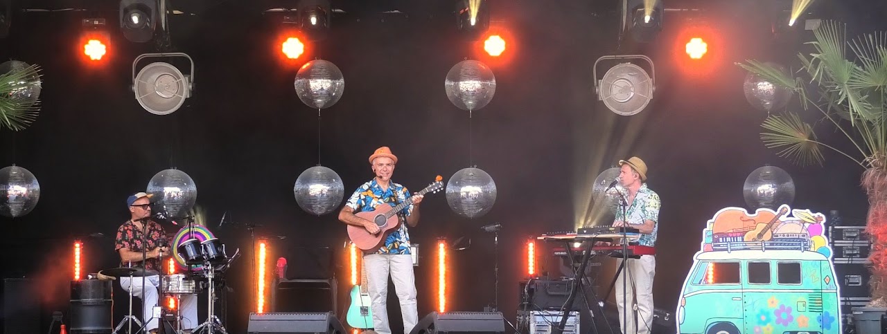 Concert Camion Vert sur grande scène avec boules à facettes