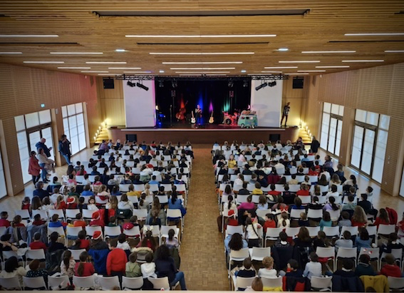 Salle comble d'enfants devant le spectacle musical Camion Vert