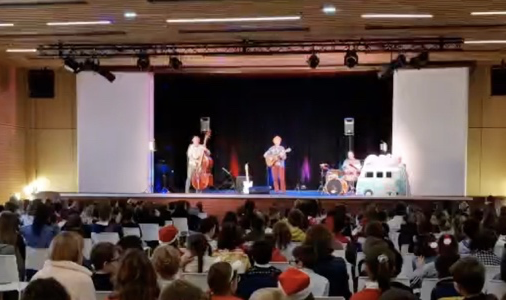 Spectacle de Noël Camion Vert devant un public d'enfants