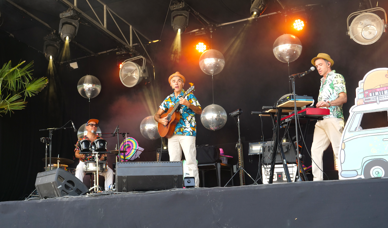 Le trio Camion Vert en concert en plein air sur une grande scène