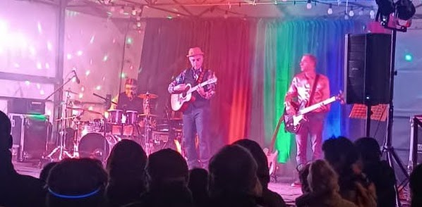 Camion Vert en concert sous chapiteau devant le public