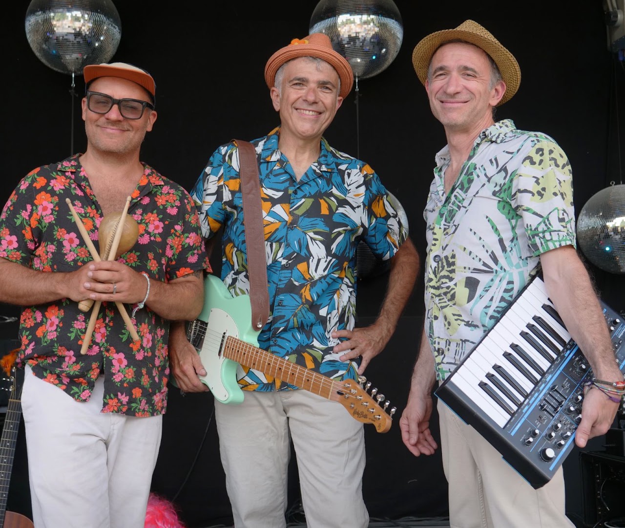 Les trois musiciens de Camion Vert avec leurs instruments sur scène